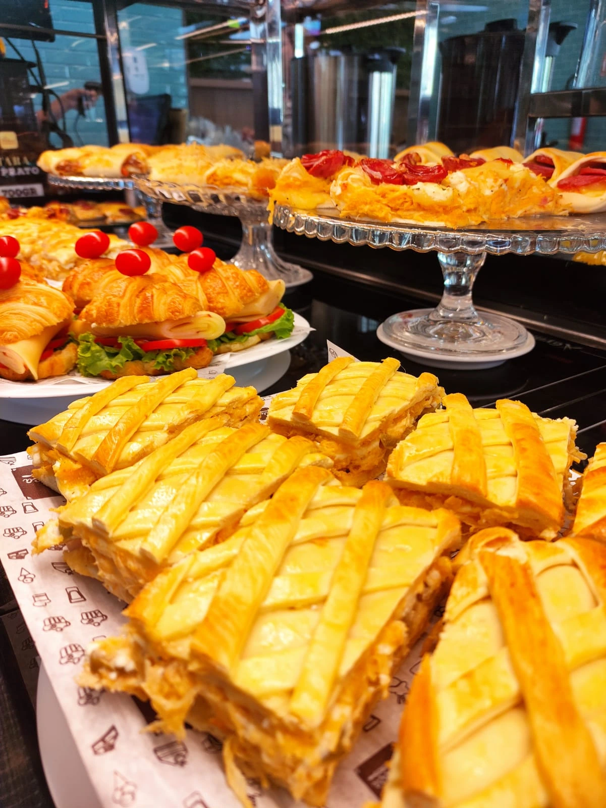 Tortas e salgados variados